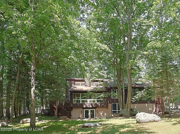 373 W Lake Valley Dr, Hazleton, PA 18202