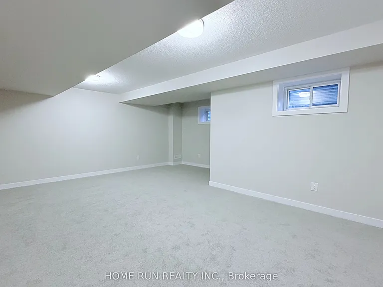 381 Les Emmerson Dr — Photo 17