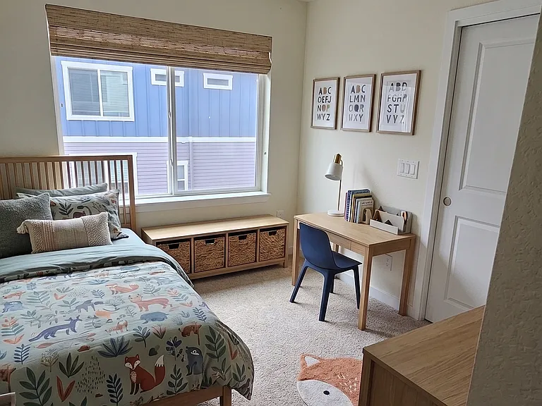 Second bedroom with example furniture