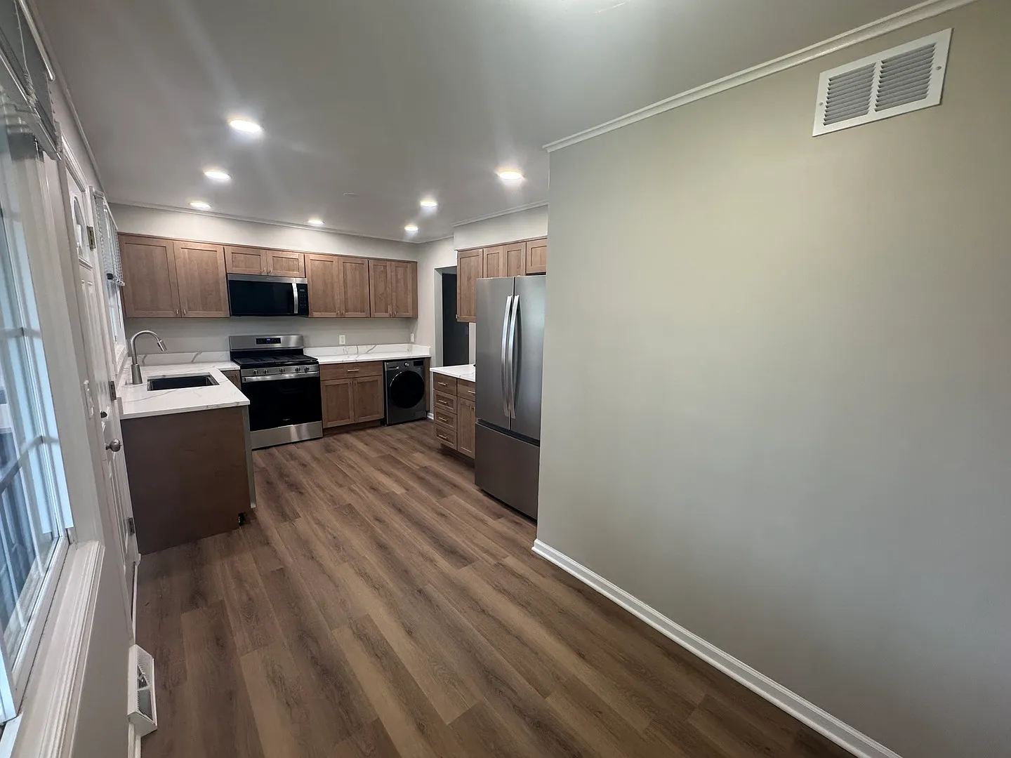 3 bed, 1049 sqft, $3,200 — Photo 4