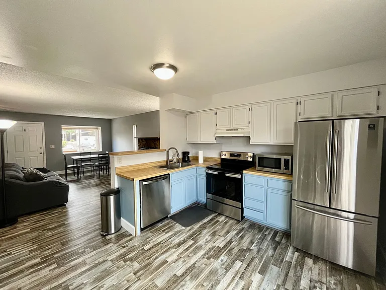 7618 Lexington Manor Dr — Photo 2