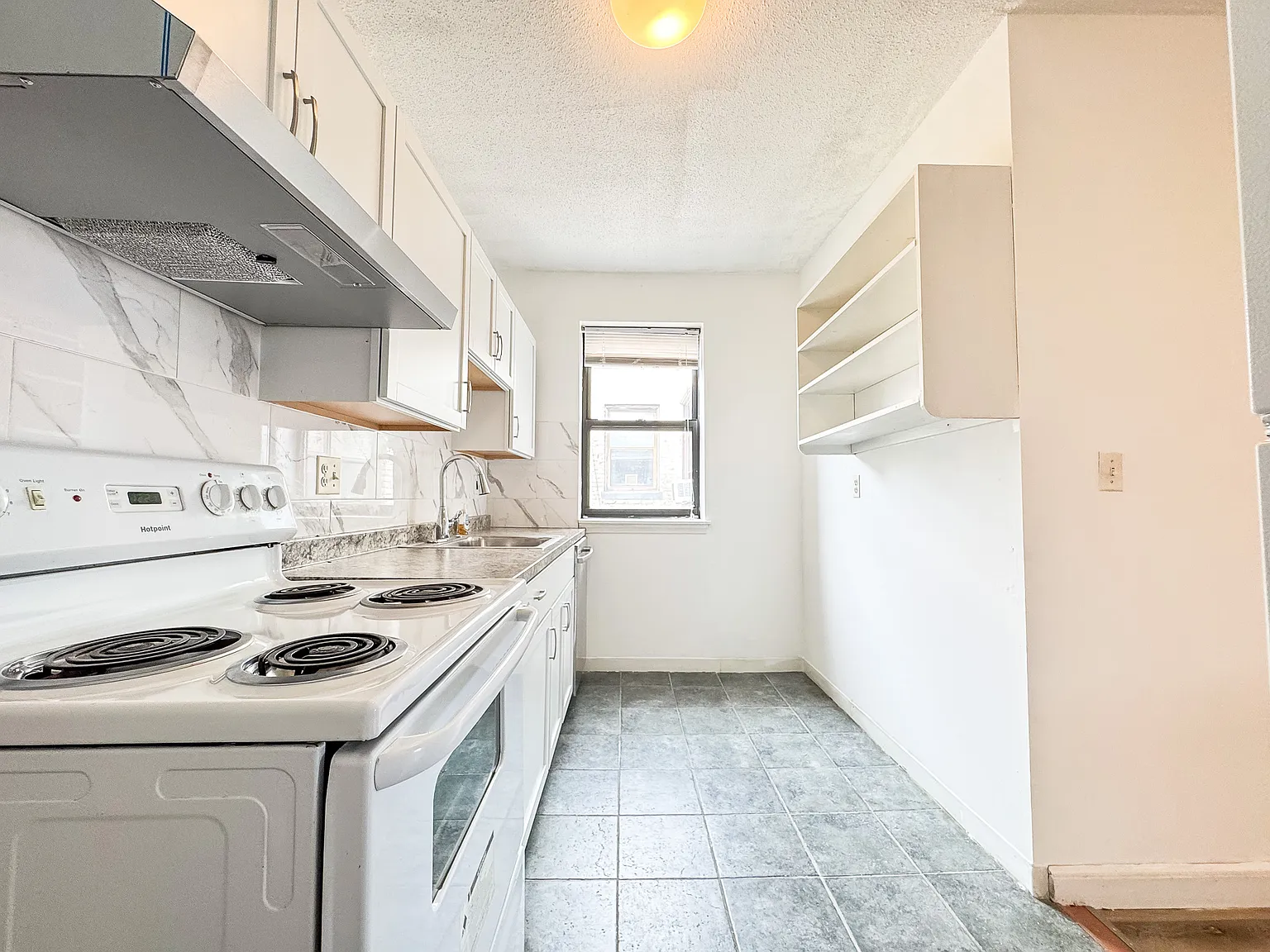 2 bed, 760 sqft, $2,400 — Photo 2