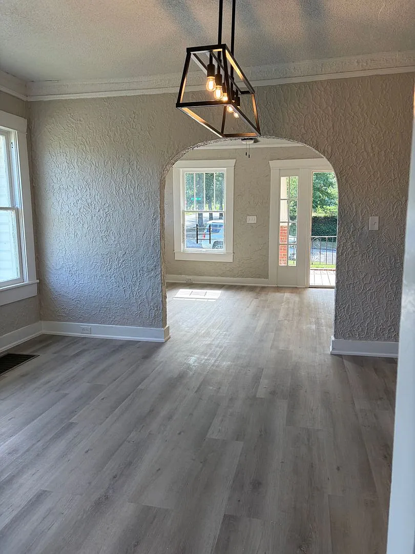 Charming 4BR/2BA Bungalow in Historic South East Lake — Photo 3