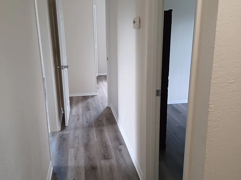 2252 Clifford St — Photo 3