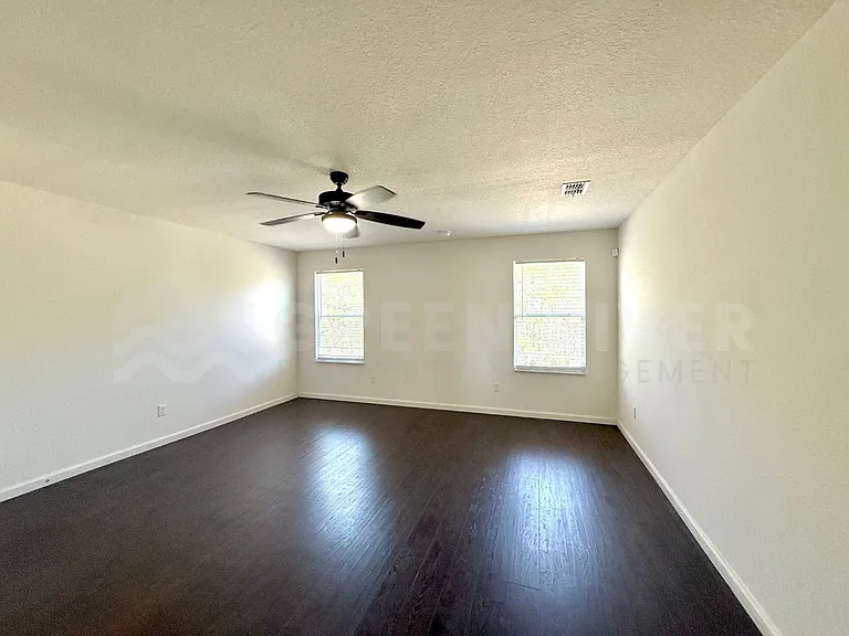 8704 Lake George Cir W — Photo 32