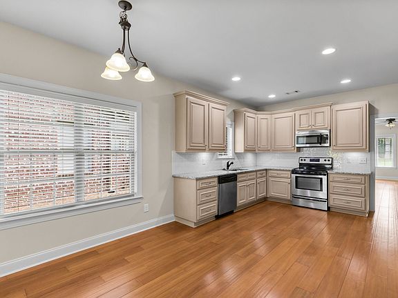 4th image of 948 Starr Ct