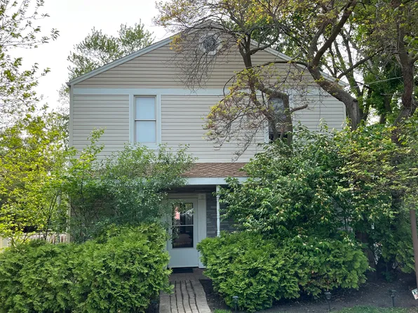 23026 N 1st St, Prairie View, IL 60069