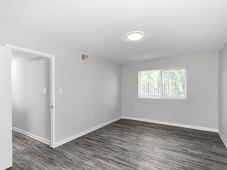 Regency Court Apartments — Photo 22