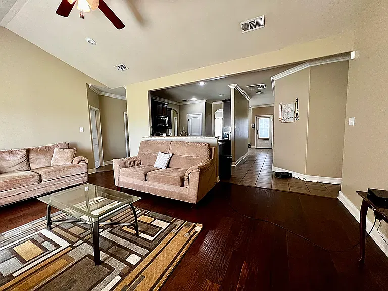 3 bed, 1829 sqft, $650 — Photo 3