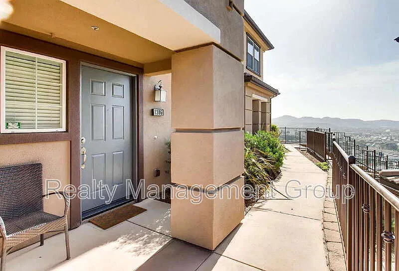 3 bed, 3.5 bath, 1537 sqft, $3,650 — Photo 4