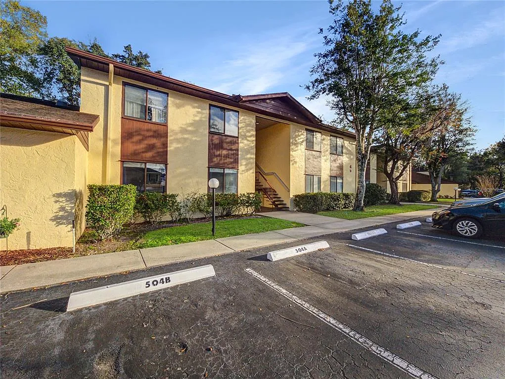 2 bed, 1.5 bath, 1031 sqft, $1,300 — Photo 2