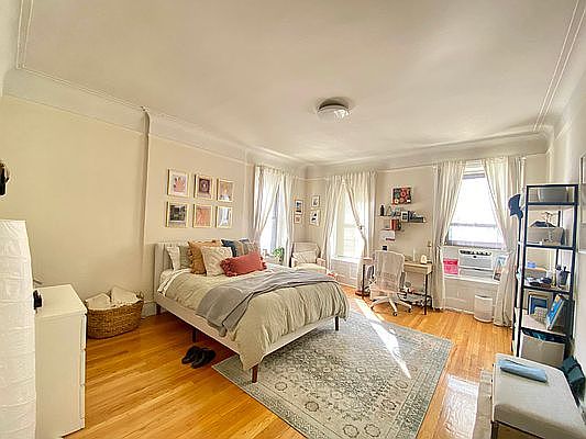 3rd image of 251 W 81st St #2T