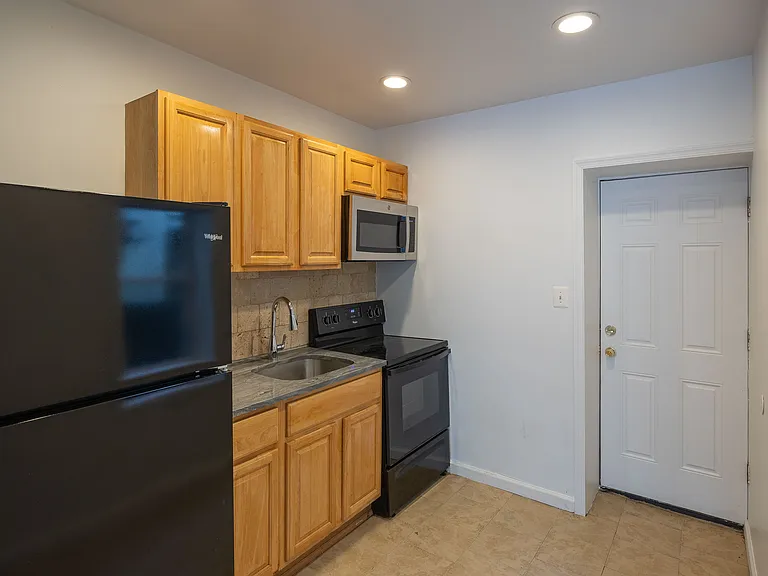 17 E Ashmead St — Photo 4