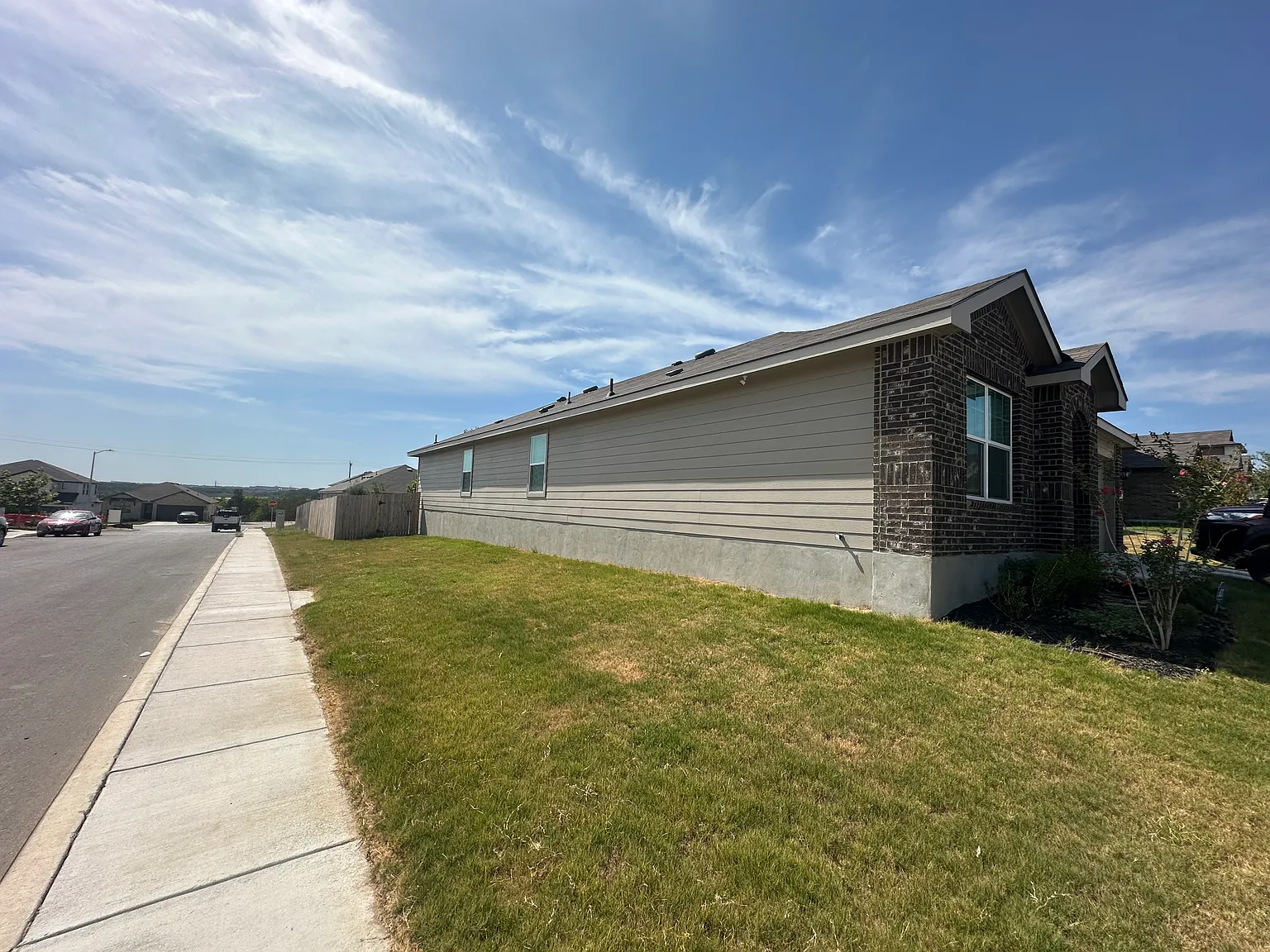 4 bed, 1901 sqft, $2,100 — Photo 2