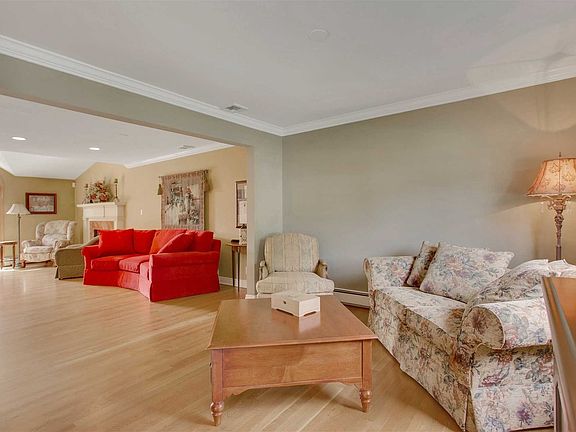 5th image of 2542 Southard Ave