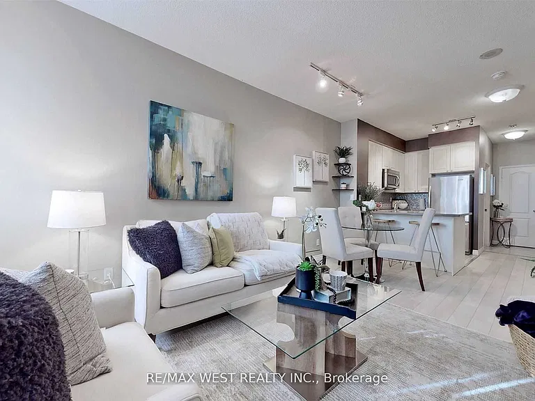 555 Yonge St #604 — Photo 4