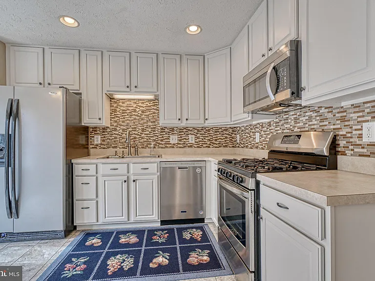 206 Colgate Dr — Photo 2