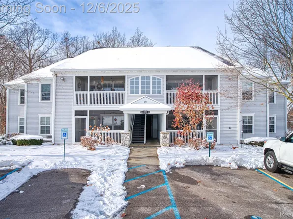 12274 Saint Andrews Way, Fenton, MI 48430