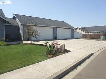 2nd image of 1060 Siuslaw St