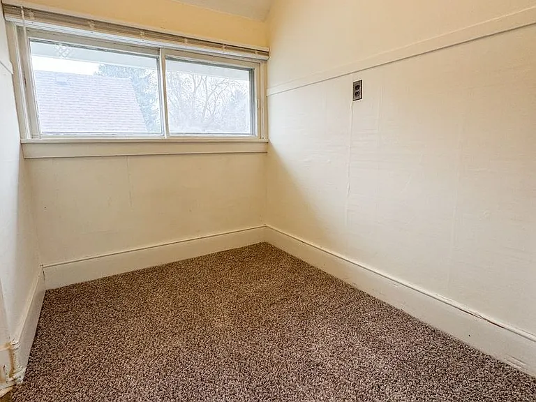 375 W Burkitt St — Photo 8