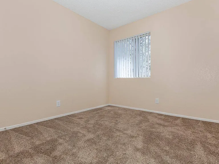 Barstonian Apartments — Photo 31
