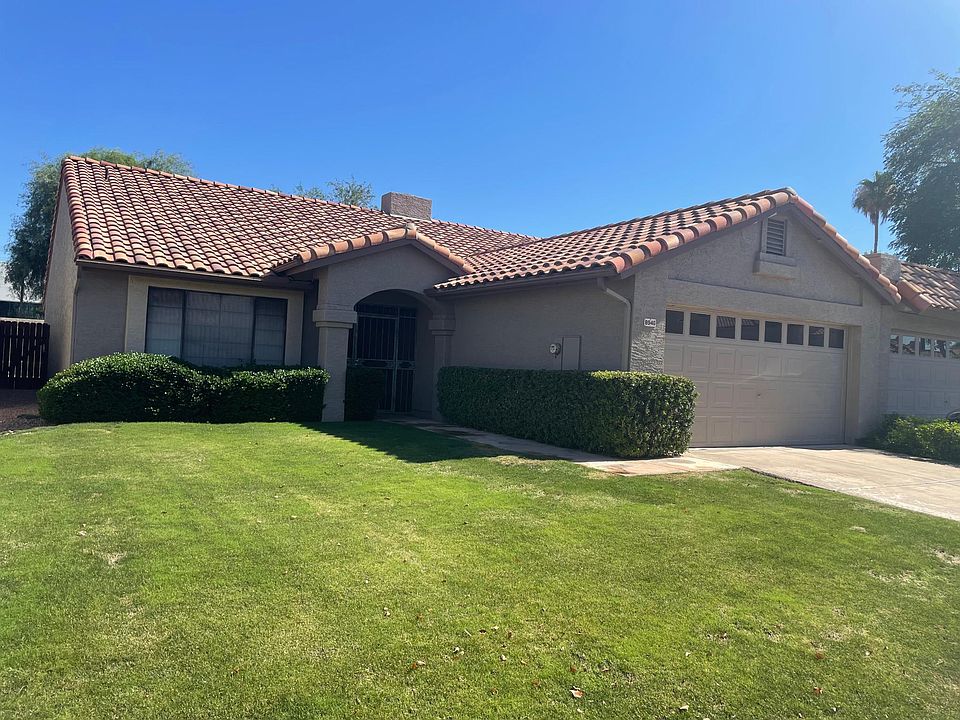 Front of the condo. The grass is maintained by the association. Full garage with full size washer and dryer