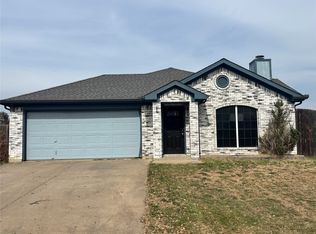 215 Los Angeles Dr, Glenn Heights, TX 75154