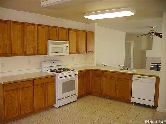 3rd image of 1882 Columbia Dr