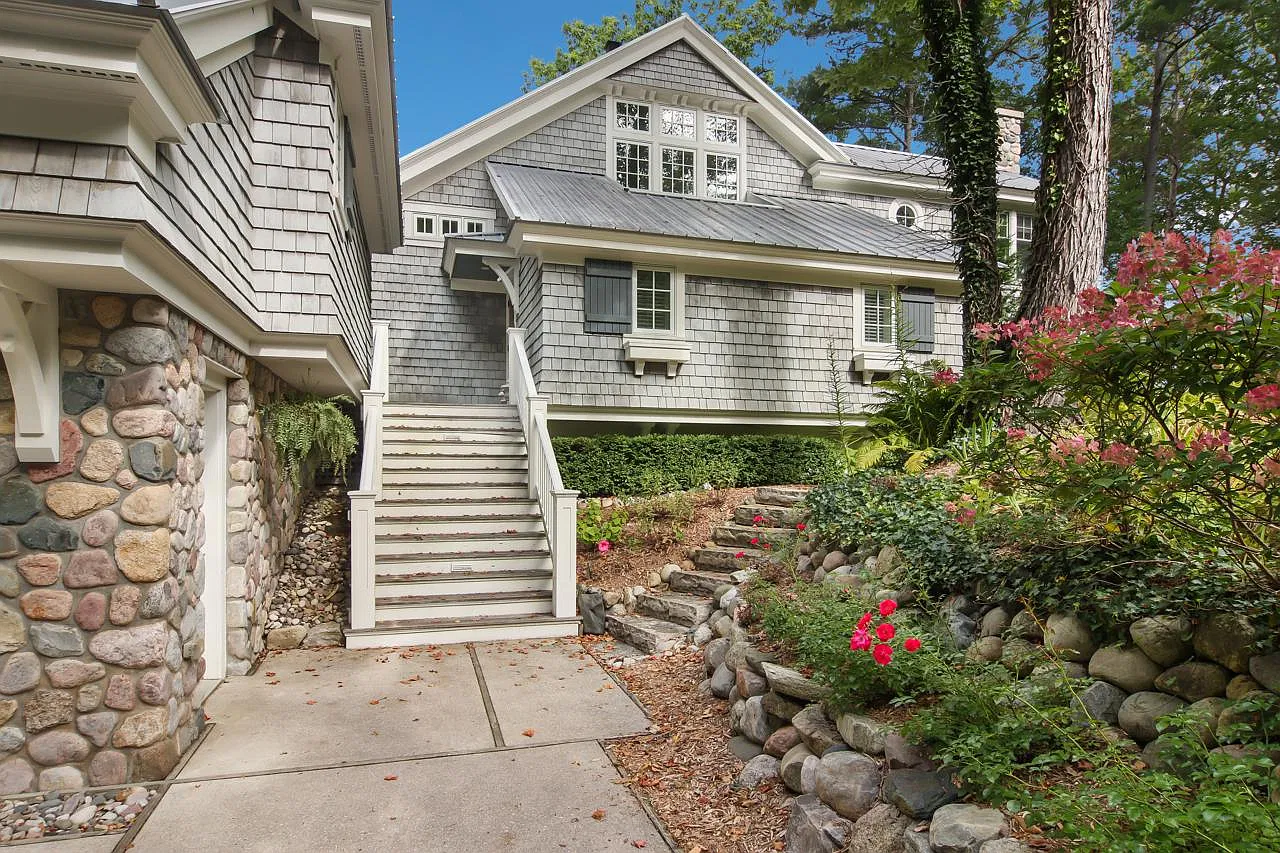 4 bed, 4.5 bath, 5500 sqft, $7,995 — Photo 1