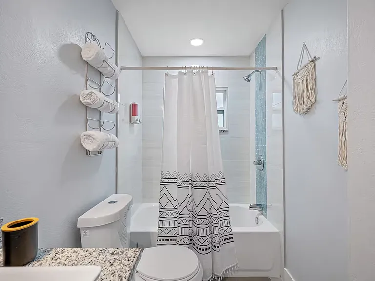 4313 W Woodlawn Ave — Photo 24