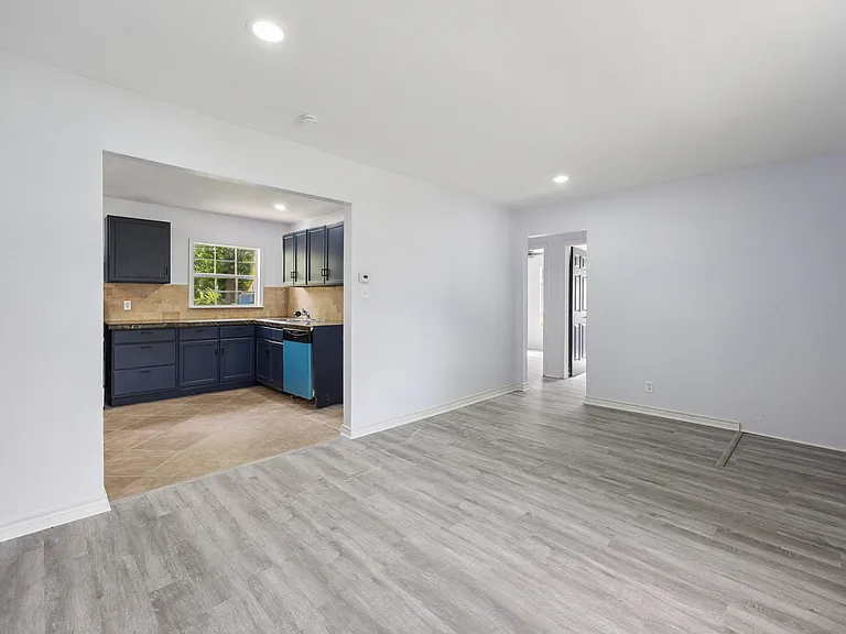 821 Travis St — Photo 12