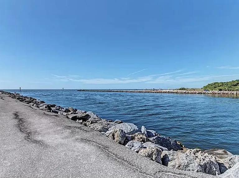 Conveniently located close to shopping, dinning, healthcare, beaches and Venice downtown.
