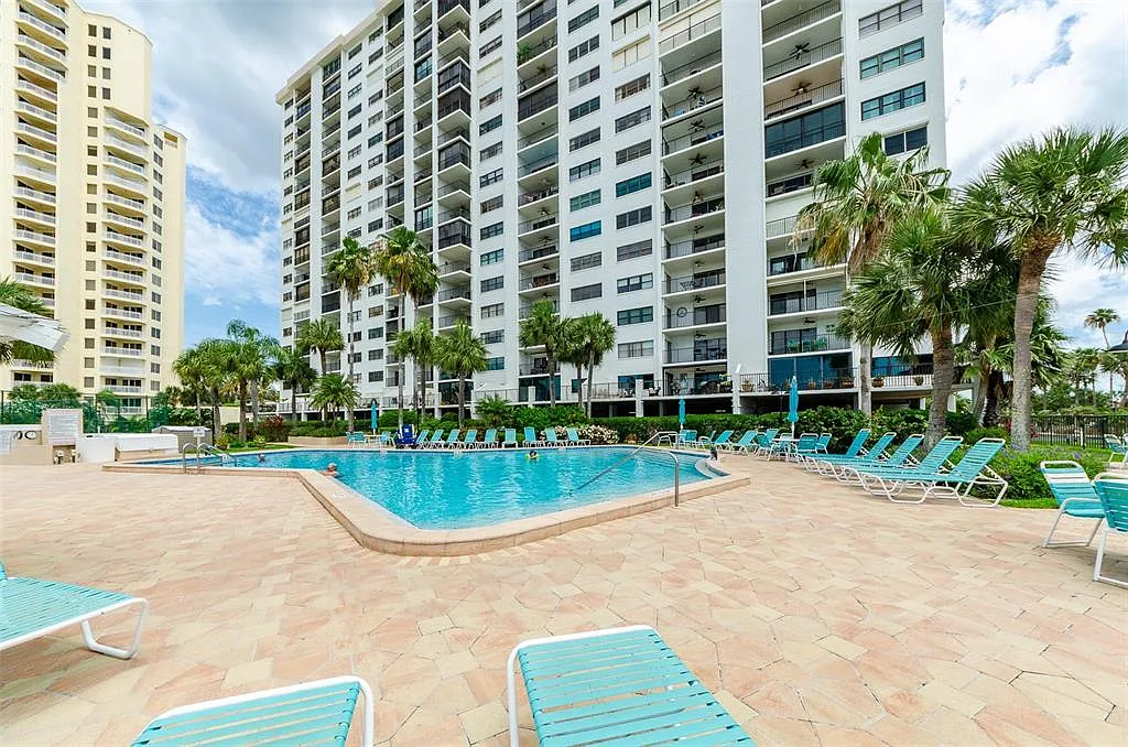1 bed, 1.5 bath, 869 sqft, $2,500 — Photo 2
