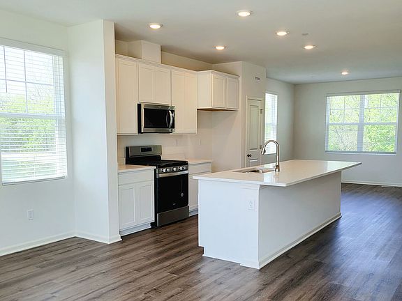 4th image of 579 Yosemite Way