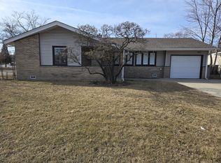 109 Landmeier Rd, Elk Grove Village, IL 60007