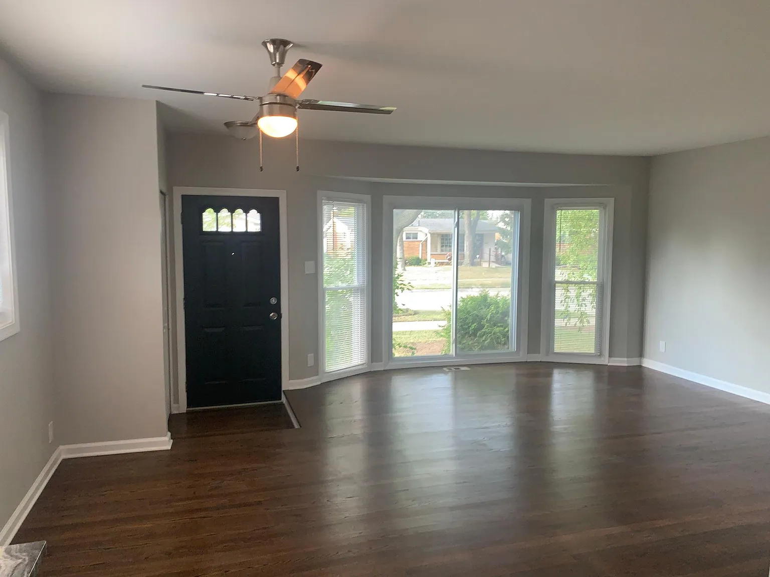 3 bed, 1.5 bath, 1095 sqft, $2,100 — Photo 3