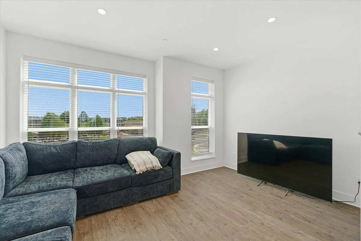 3 bed, 3.5 bath, 1624 sqft, $4,900 — Photo 3