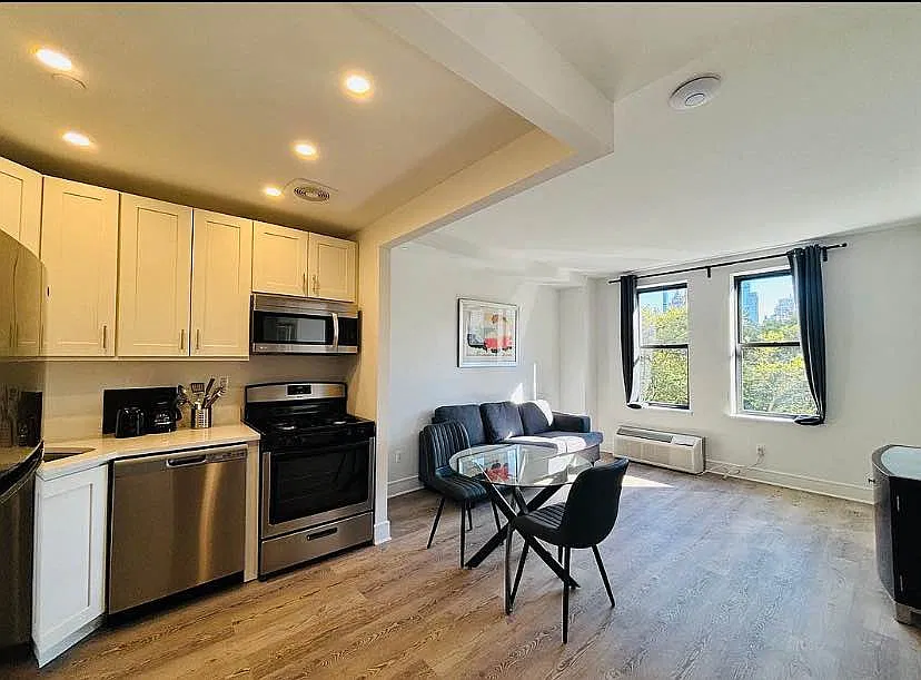 45 W 81st St #8D