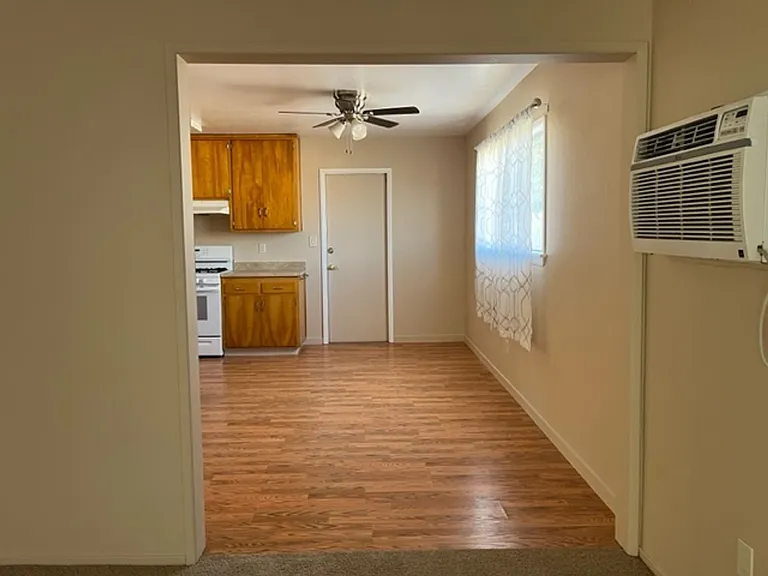 902 Oakwood St — Photo 3