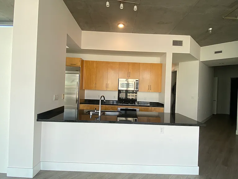 527 10th Ave #507 — Photo 2