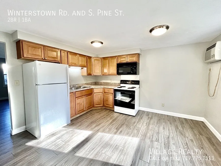 End Unit! New kitchen and flooring! Large 2-Bedroom Townhome in Red Lion with Patio, W/D hookups,... — Photo 2