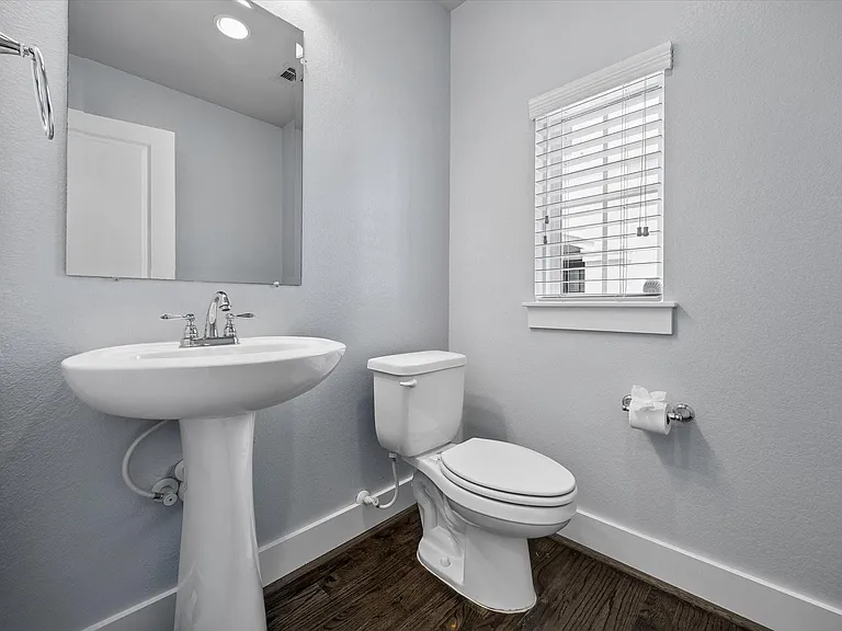 2710 Freund St — Photo 13