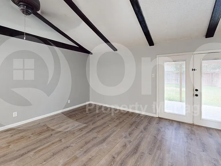 633 Stroud Ln — Photo 3