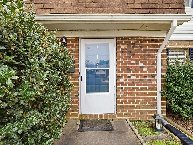 102 Tyburn Ct — Photo 2