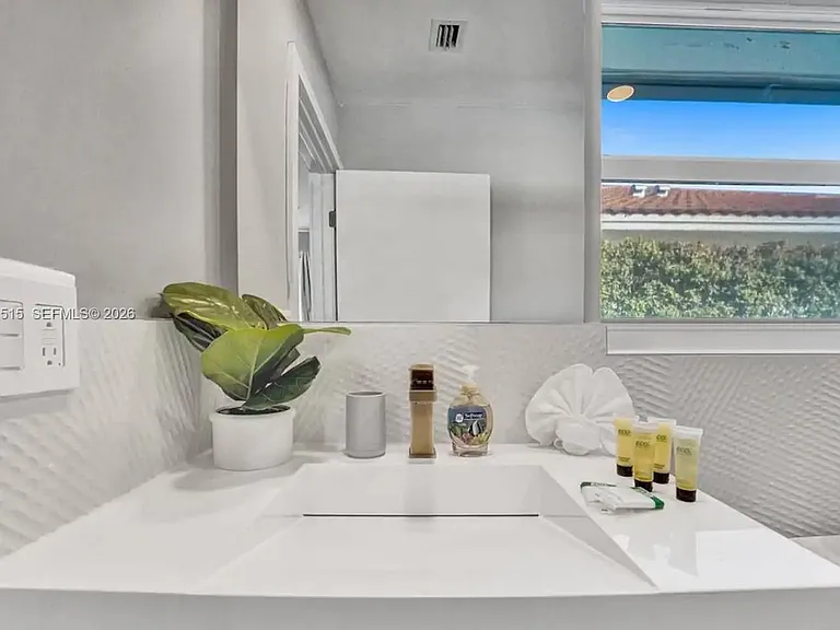 1241 Hollywood Blvd — Photo 41