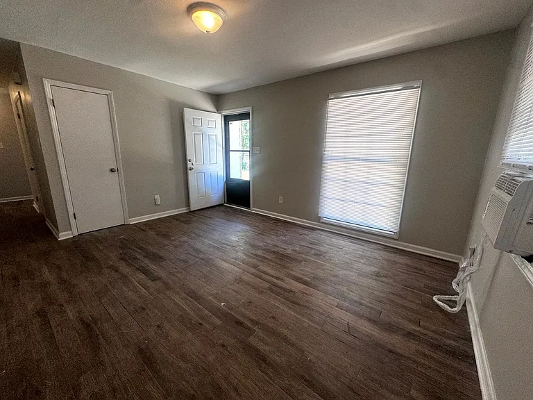 927 Fiske Dr — Photo 2