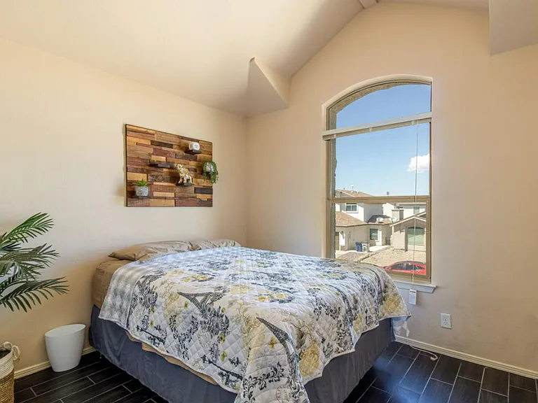 424 Sonaran Ct — Photo 13