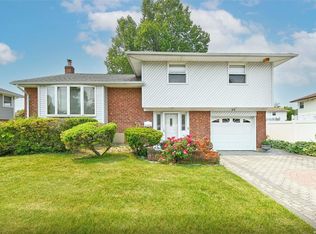 24 Pleasant Ave, Plainview, NY 11803