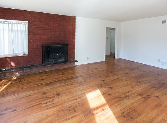 Living room w/fireplace