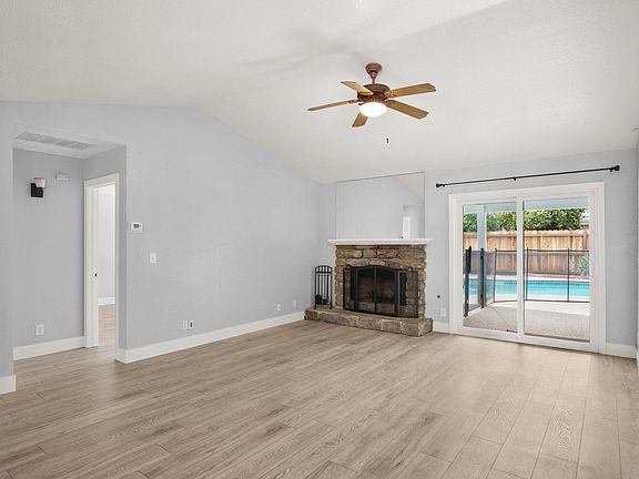 3rd image of 1269 Crestwood Ave